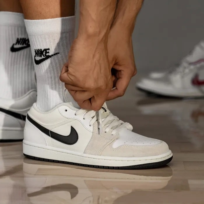 Jordan 1 low white on outlet feet